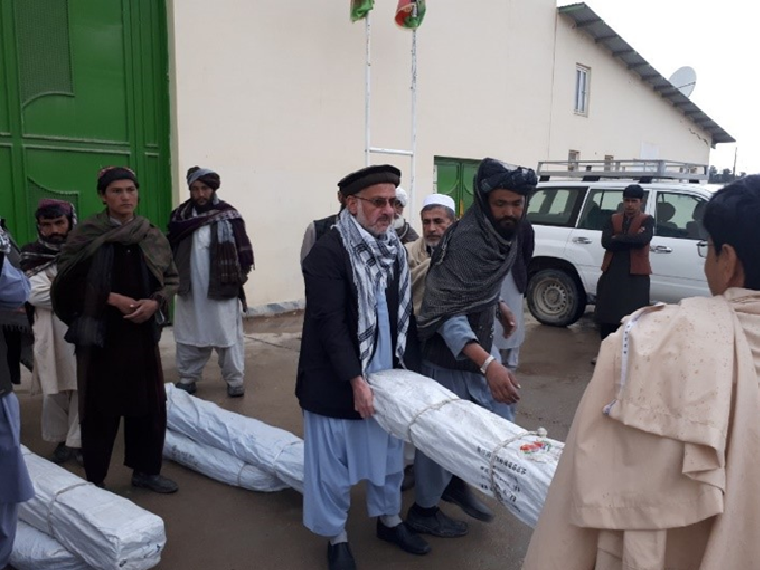 بادغيس کې بېځايه شوو کورنيوسره مرسته وشوه