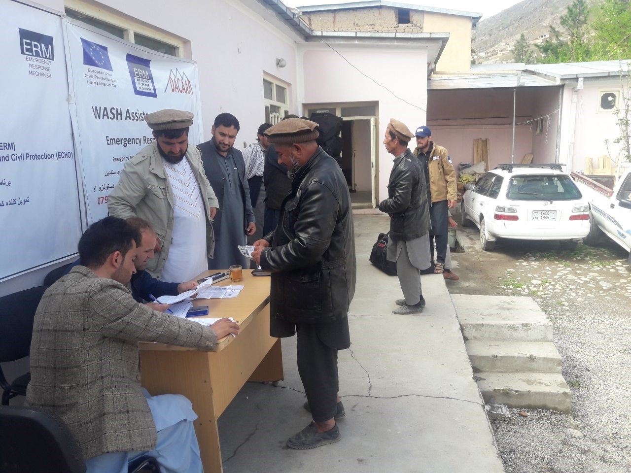 د ملګرو ملتونو دکډوالو ادارې (UNHCR)، (ACTED)، (MOSSION EAST)، (CONCEM)، (DACAAR) او خوراک نړيوال سازمان (WFP) له لورې ۷۲ بېځايه شوو کورنيوسره نغدي،خوراکي او غيرې خوراکي موادو مرسته وشوه.  يادې کورنۍ چې د جګړو له امله د جګړو له امله دبېلابېلوسيموڅخه ددې ولايت مرکز ته راکډه شوې وې د (ACTED) موسسې له لورې هرې کورني ته ۱۲۰۰۰ افغانۍ نغدې او پاتې نورو موسسو له لوې هرې کورنۍ ته دغيرې خوراکي موادو مرسته ووېشل شوه. 