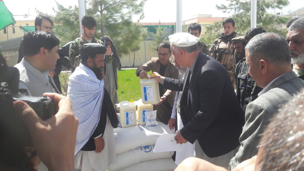 د خوراک نړيوال سازمان (WFP) له لورې د لورګر ولايت دکډوالو چارو رياست په همکارۍ ۳۶ بېځايه شوو کورنيورسره د يادې ولايت ديوشمېر لوړ پوړو چارواکو په شتون کې خوراکي موادو مرسته وشوه.  يادې کورني، چې د بېلابېلوسيموڅخه ددې ولايت مرکز ته راکډه شوې وې د تېرې دوشنبې په ورځ د وري په ۱۹مه هرې کورنۍ ته د خوراکي توکو مرسته ووېشل شوه. 