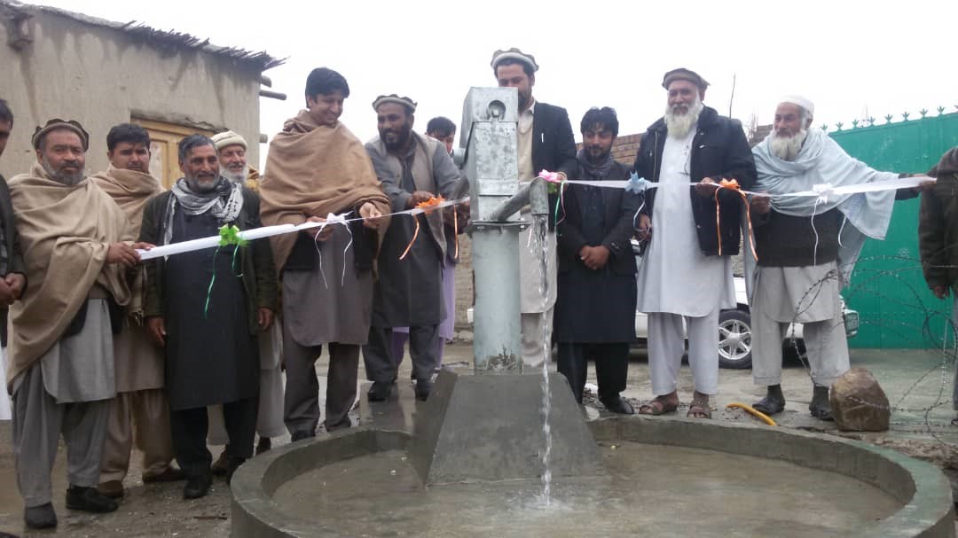 ریاست امور مهاجرین ولایت ننگرهار 8 حلقه چاه عمیق را افتتاح نمود 
