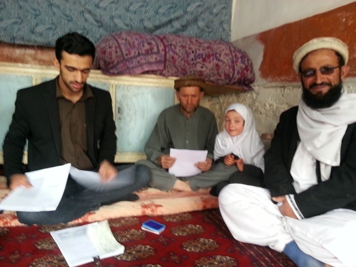 آمریت امور مهاجرین ولایت پنجشیر 5 فامیل بیجا شده را مساعدت نقدی نمود 