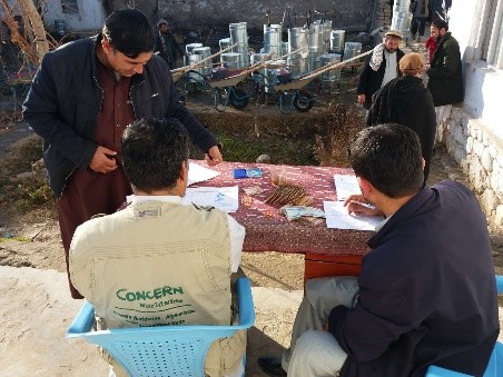 بیش از۲۰۰ فامیل که خانه های شان تخریب شده بود در تخار پول نقد دریافت نمودند