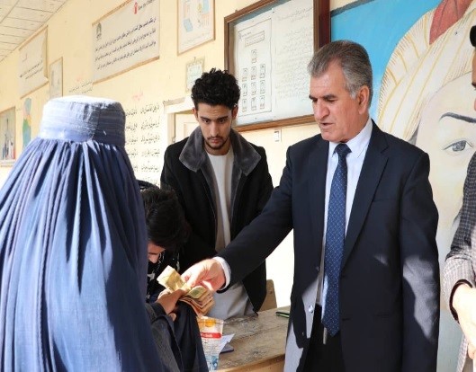 برای ۱۰۴۵ فامیل بیجاشده در فاریاب مساعدت های نقدی صورت گرفت