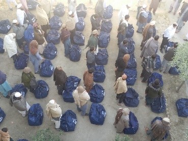 برای 75 فامیل در لغمان البسه زمستانی توزیع شد