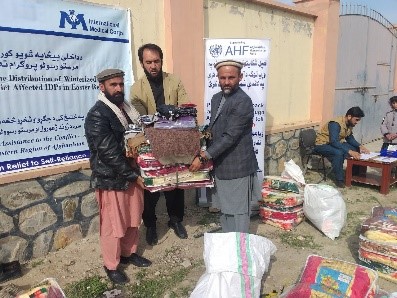 برای ۱۷۰ فامیل بیجاشده در لغمان البسه زمستانی توزیع شد