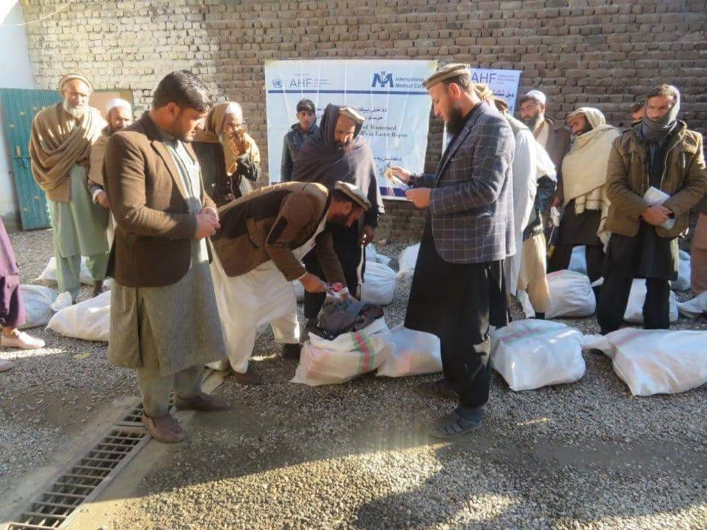 برای ۲۰۵ فامیل در کنر البسه زمستانی توزیع گردید