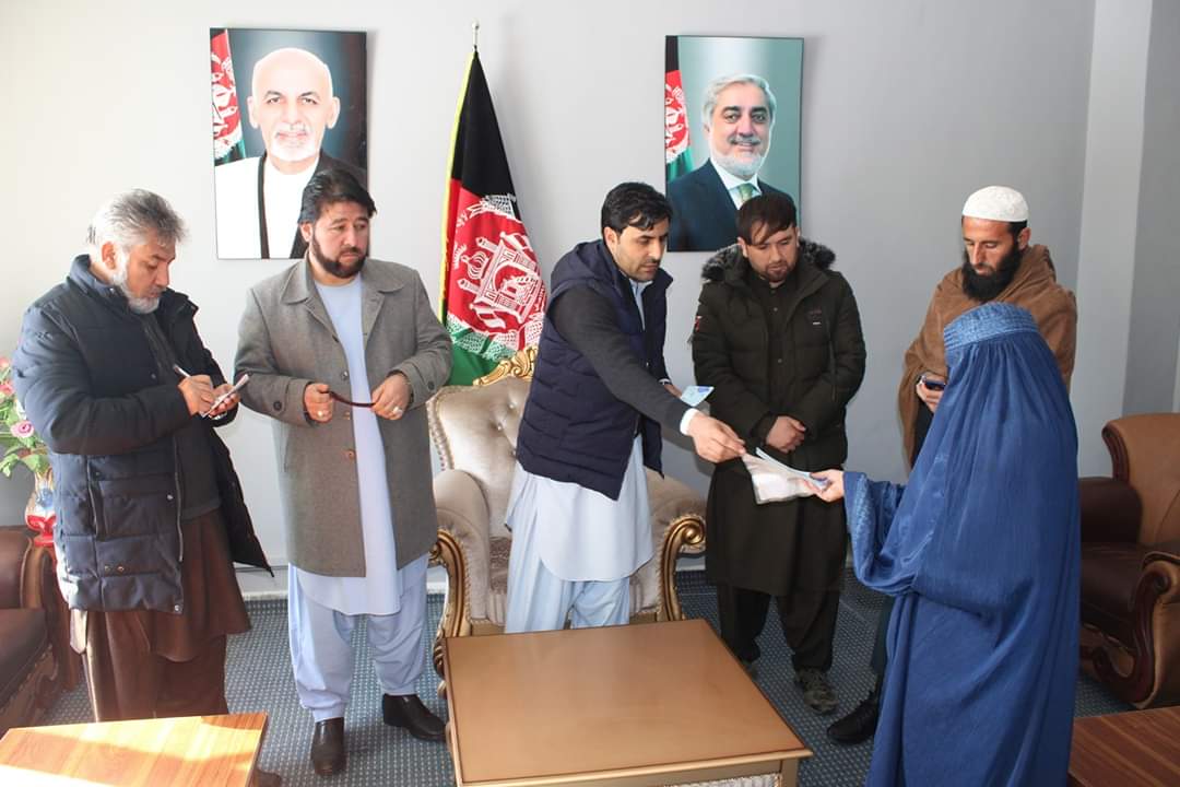 به تعداد 300 فامیل در میدان وردک پول نقد دریافت نمودند