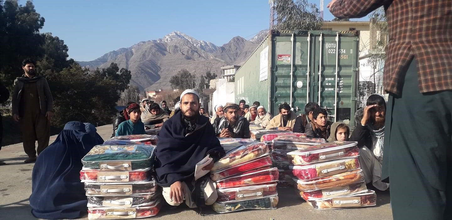 برای151 فامیل درکنر البسه زمستانی ومواد غذایی  توزیع شد
