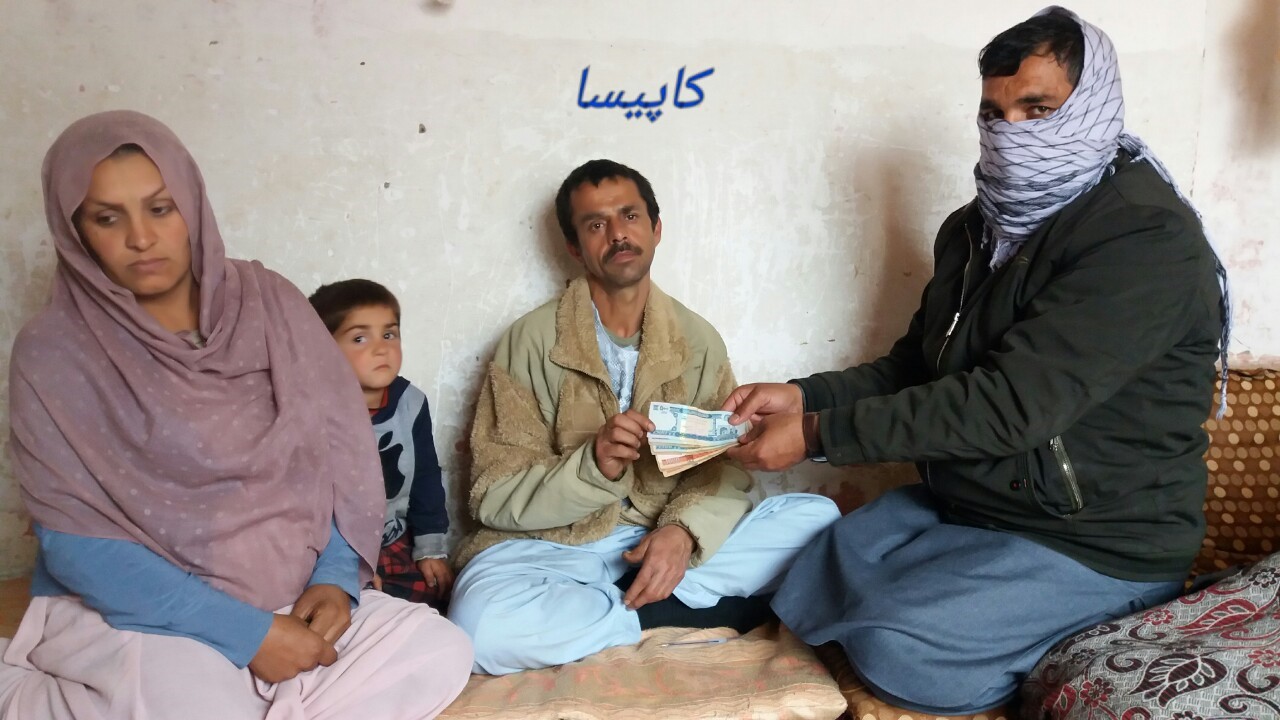 بیش از ۴ صد خانواده در برخی ولایات کشور مساعدت دریافت نمودند در یک هفته گذشته برای۴ صد و ۲۱ فامیل در ۸ ولایت کشور مساعدت صورت گرفته است. این کمک ها از تاریخ ۳ الی ۷ حمل سال روان در همآهنگی وزارت امور مهاجرین و عودت کننده گان از طرف موسسات بین المللی همکار برای بیجاه شده گان ناشی از ناامنی و جنگ که در ولایت های؛ کنر، پکتیکا، تخار، کندز، قندهار، فراه، فاریاب و نیمروز مسکن گزین شده بودند توزیع شده است. کمک های مذکور شامل پول نقد، موادغذایی و غیر غذایی، بسته های صحی، بسته های آشپزخانه، و سایل کار میبا