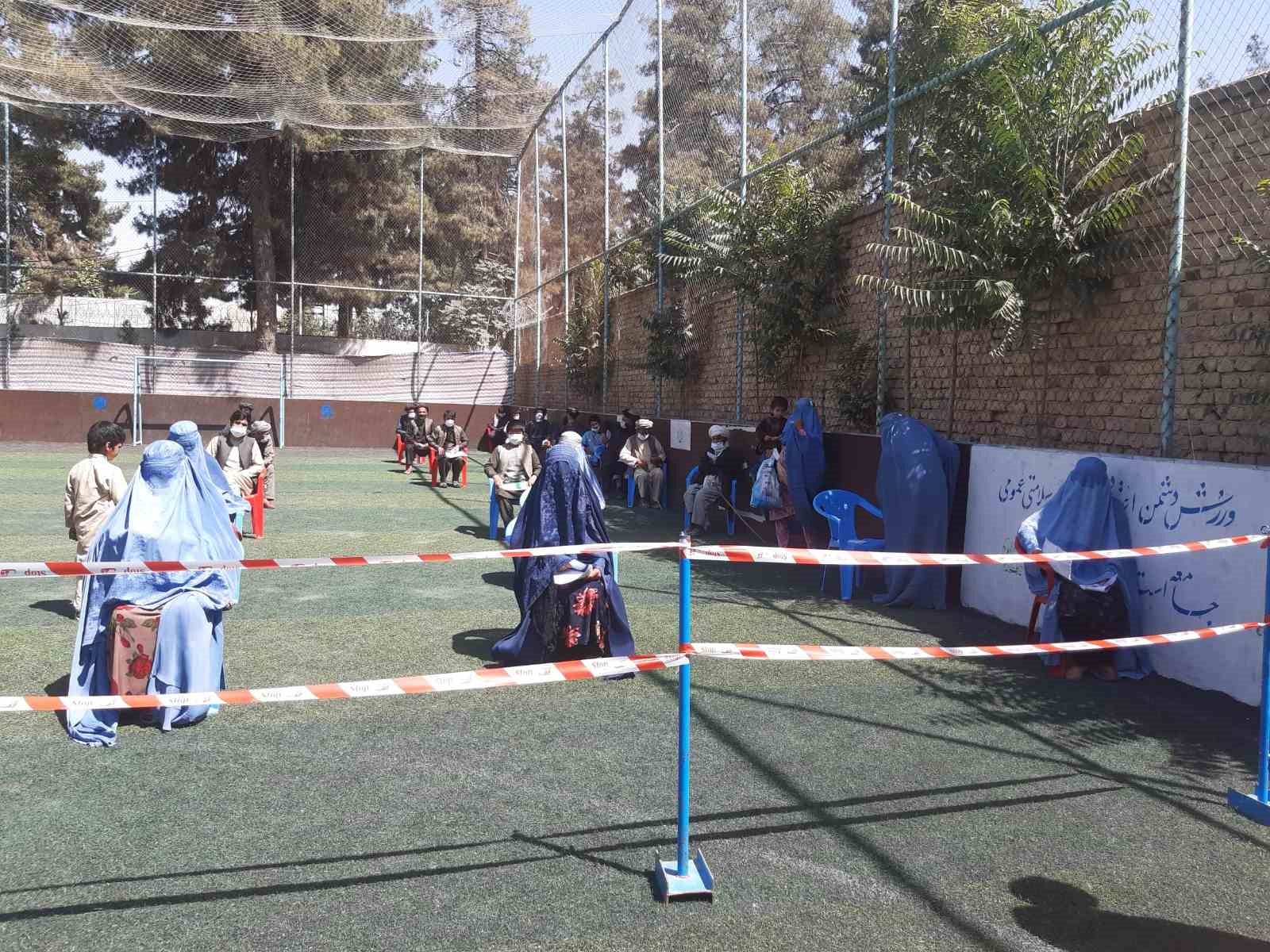 فارياب کې لسګونه بېځايه شوو کورنيوسره مرسته وشوه