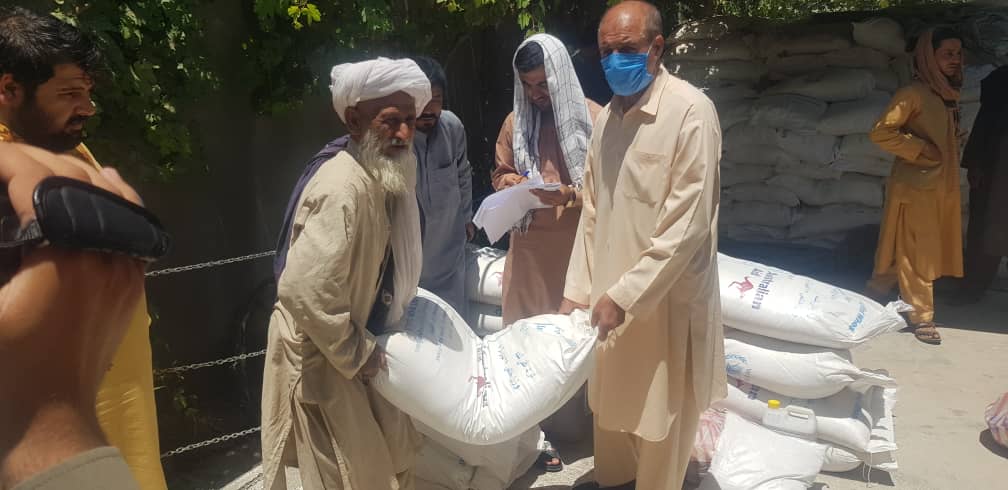 بسته‌های کمکی موادغذایی برای بیجاشدگان فراه توزیع شد