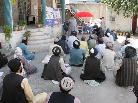 کندهار کې بېځايه شوو کورنيوسره نغدي مرسته وشوه